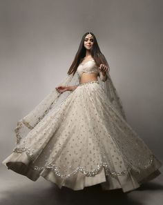 Double Layer Skirt Indian, White Ivory Lehenga, Full White Lehenga, Gold And Silver Lehenga, Manish Malothra Lehenga, Ivory Colour Lehenga, Lehenga For Indian Wedding, Two Layer Lehenga, Ivory Lehnga Designs