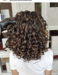 Curly Hair Color Ideas, Curly Hair Color, Curly Color, Dyed Curly Hair, Natural Curly Hair Cuts, Highlights Curly Hair, Brown Curly Hair, Curly Hair Photos, Colored Curly Hair