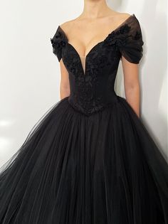 Nascar Wedding, Alternative Bride Dress, Bride Dress Black, Goth Wedding Dresses, Flower Tulle, Black Wedding Gowns, Wedding Gowns Online, Gothic Floral, Cape Wedding Dress