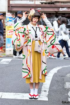 Harajuku Girl in Kimono & Tassel Necklace Japan Street Fashion, Kimono Doll, Harajuku Girl, Japan Fashion Street, Japanese Street Style, Modern Kimono, Harajuku Fashion Street, Mode Kimono