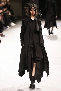 Yohji Yamamoto 80s, Yoji Yamamoto, Japanese Fashion Designers, Arte Punk, Plain Outfits, Layered Fashion, March 2023, 2023 Collection, Fall 2023