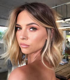 Rambut Brunette, Gold Hair Colors, Makeup Tip, Money Piece, Short Hair Balayage, Brown Blonde Hair, Haircuts For Fine Hair, Bob Haircut, Light Brown Hair