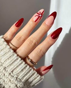 Red Christmas nail designs Christmas Party Nails, Xmas Nail Designs, Kutek Disney, Holiday Nails Christmas, Red Christmas Nails, 17 December, Cute Christmas Nails, Christmas Nails Easy, Nagel Tips