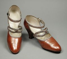 Pumps, John Wanamaker, c. 1925. Dressing Deco, 1920's Shoes, Flapper Shoes, 1920s Clothing, Pennsylvania Philadelphia, 1920s Shoes, Historical Shoes, Victorian Shoes, 1920s Outfits