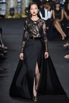 Nas últimas 3 ou 4 temporadas, temos observado Elie Saab deixar de ser clássico e romântico como sempre, pra transformar sua moda em algo mais streetstyle e menos red carpet. Agora se você acha que pra essa coleção couture outono/inverno 2017, apresentada hoje em Paris, ele seguiu nessa nova linha, prepare-se… Temos a volta do Elie Saab poderoso, […] 2016 Couture, Elie Saab Fall, Elie Saab Couture, Collection Couture, فستان سهرة, Black Gown, Couture Gowns, Gorgeous Gowns, Elie Saab