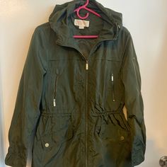 Zip Up And Cinch Waist. Missing One Button On Pocket, See Pictures. New Without Tags, Never Worn. Spring Utility Windbreaker With Drawstring, Spring Utility Parka With Drawstring, Casual Michael Kors Outerwear For Fall, Casual Green Utility Jacket With Drawstring Hood, Utility Windbreaker With Drawstring, Green Casual Utility Jacket With Drawstring Hood, Green Long Sleeve Outerwear With Drawstring, Michael Kors Long Sleeve Outerwear For Spring, Casual Michael Kors Outerwear With Pockets