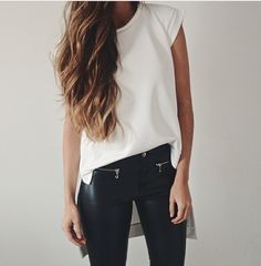 Leggings White Shirt Outfit, White Shirt Outfit, Bridget Bardot, Look Legging, Leather Leggings, Coco Chanel, Street Styles, Marilyn Monroe, Look Fashion