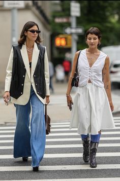 Spring Outfit Street Style, Raincoat Street Style, Nyc Street Style 2023, Winter Trends 2024, Pucci Inspired Outfit, Western Street Style, Australian Street Style, Fashion Inspo 2023, Looking Expensive