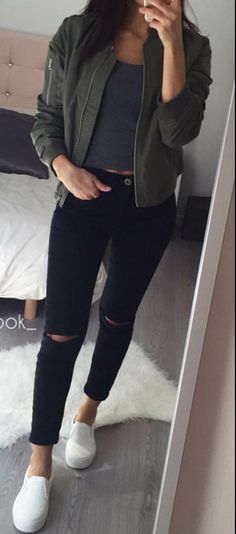 Hunter green bomber jacket with gold zippers, plain dark grey crop top, black ripped skinny jeans. Black Jeans Outfit, Outfit Jeans, Outfit Goals, Green Jacket, Outfit Casual, Outfits Casuales, Jean Outfits, Ripped Jeans