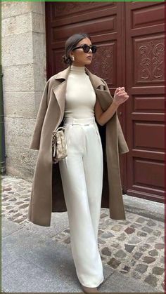 100% bovine leather. Medium leg. Square toed. Rectangular heel. Side zip fastening. 3.94 in heel Feminine Women Outfits, Female Lawyer Fashion, Adrette Outfits, Stile Blair Waldorf, Corporate Baddie, Classy Business Outfits, Thanksgiving Outfit Women, Business Professional Outfits, Lawyer Fashion