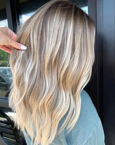 Natural Blonde Hair With Highlights, Low Maintenance Blonde, Lowlights Hair, Blonde Bayalage, Beach Blonde Hair, Blonde Natural