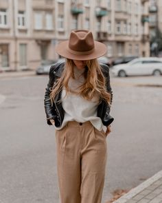 Meet The Lefroy - unisex fedora hat in dark brown color.  The Lefroy hat has a tall teardrop-shaped crown with a wide, stiff brim. It comes with a tonal brown suede leather band. Like any other Reverie wool felt hat, The Lefroy features an adjustable inner strap. It allows you to reduce the size of the hat by another 2 cm. Fedoras rich, dark brown color not only looks good with any outfit but also adds a touch of elegance to your wardrobe. This hat is a perfect addition to anyone's collection, e Fedora Hat Outfit Autumn, Style A Fedora Hat, Hipster Hats For Women, Fedora Hat With Flannel Outfit, Brown Wide Brim Hat Outfit, Outfits With Felt Hats For Women, Brown Hat Outfits For Women, Brown Felt Hat Outfit, Beige Fedora Hat Outfit