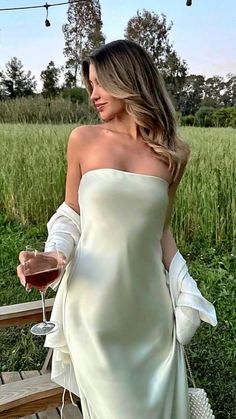 Vineyard Pictures Photo Ideas, White Dress Winery Outfit, Winery Poses Instagram, Femenine Outfits Classy, Napa Valley Picture Ideas, Fancy Instagram Pictures, Winery Dresses Outfit, Napa Valley Outfit Spring, Napa Valley Aesthetic