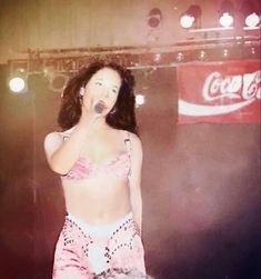 Selena Boutique, Selena Quintanilla Outfits, Selena Quintanilla Fashion, Selena Pictures, Singer Fashion, Faye Dunaway, Selena G