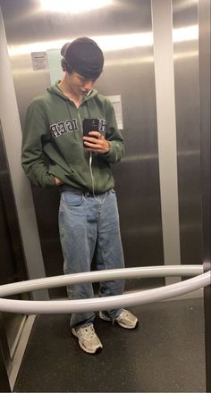 Basic Outfit Fire Fits For Guys, Street Style Guys, Graduation Outfit Men, Green Hoodie Outfit, Outfit Latina, Men Graduation Outfit, Streetwear Boy, Men Summer Outfit, Adventure Core