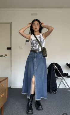 Alt Jean Skirt Outfits, Jeans Skirt Outfit Aesthetic, Long Blue Skirt Outfit, Long Jean Skirt Outfits, Tas Denim, Jean Skirt Outfits, Denim Shorts Outfit, Long Jean Skirt, Mode Hippie