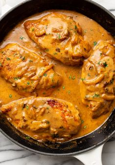 a skillet with smothered chicken Smothered Chicken And Potatoes, Smothered Chicken Breast, Smothered Chicken Recipe, Chicken With Gravy, Homemade Chicken Gravy, Smothered Chicken Recipes, Lavender Recipes, Chicken Breast Recipes Baked, Chicken Skillet Recipes