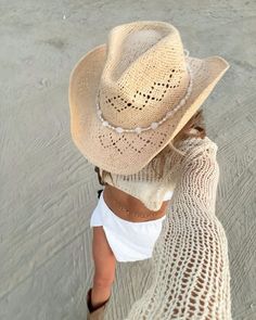 Beach Cowboy Hat, Straw Hats Outfit, Straw Cowgirl Hat, Beaded Hearts, Outfit Botas, Hat Aesthetic, Summer Festival Outfit, Straw Cowboy Hat, Dallas Fashion