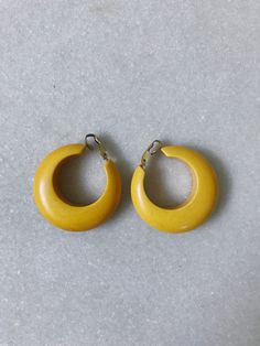 vintage mustard colored resin/plastic hoop earrings not sure if these are Bakelite clip on earrings super comfortable! Excellent vintage condition length- 1 1/2 inches era 1980s Vintage Yellow Resin Jewelry, Vintage Everyday Earrings, Retro Clip-on Hoop Earrings, Midcentury Print, Vintage Baskets, Vintage Kimono, Basket Bag, Silk Kimono, Earrings Vintage