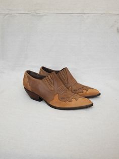 Guess brand. Made in spain. The leather has a suede feel to it and an oiled finish with a nice patina to it. In excellent condition, has no scuffs or major signs of wear. Has one teeny tiny dark spot on the inner left shoe - seen in the last photo. It's hardly noticeable. Marked size 7.5. Runs small and best fits a size 7.  Measurements: Insole length - 9.75"  Insole width - 3" Heel height - 1.5" Brown Suede Leather Shoes With Snip Toe, Vintage Oiled Leather Ankle Boots, Retro Almond Toe Boots With Leather Sole, Vintage Suede Boots With Leather Sole, Retro Ankle Boots With Leather Sole, Vintage Snip Toe Boots For Formal Occasions, Retro Brown Pointed Toe Boots, Vintage Suede Boots For Fall, Retro Leather Boots With Snip Toe