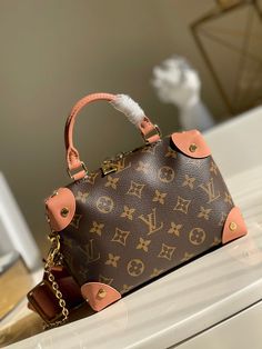 Size: 20.0cm*14.0cm*7.5cm It comes with Dust box, Care manual, Tag, and Paper bag. Ladies Handbags, Tote Backpack, Crossbody Shoulder Bag, Backpack Bags, Size 20, Paper Bag, Women Handbags, Things To Come, Shoulder Bag