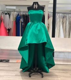 Shown Color Hunter Green Body Shape Apple Waist Natural Fabric Satin Season Fall, Spring, Summer Cheer Dress, Strapless Homecoming Dresses, Sweetheart Homecoming Dress, Engagement Party Dresses, Satin Evening Gown, Satin Homecoming Dress, Lace Homecoming Dresses, Pretty Prom Dresses, Engagement Dresses