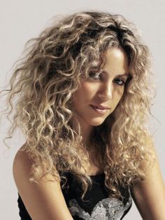 Shakira with Natural Curly Hair Bridgette Wilson, Curly Hair Celebrities, Curls For Long Hair, Curly Hair Types, Zoella, Natural Curly Hair, Long Curly Hair