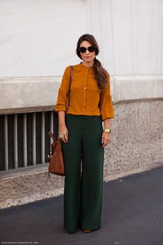 Mustard Pants Outfit, Green Trousers Outfit, Green Pants Outfit, Dark Green Pants, Mustard Pants, Marlene Hose, Comfy Blouse, Italian Street, Green Trousers