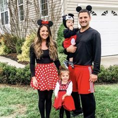 family of four taking a picture Disney Outfits Family, Disney Family Halloween Costumes, Minnie Mouse Kostüm, Disney Family Costumes, Matching Family Halloween Costumes, Costumes For Family, Family Themed Halloween Costumes, Halloween Family Costumes, Aladdin Costume