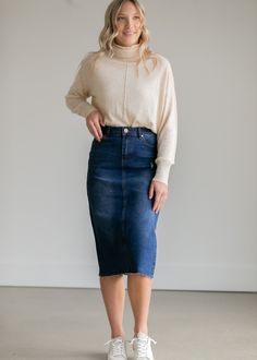 "Casual and Chic: Denim Skirt Looks You'll Love" Dark Denim Skirt, Jean Skirt Outfits, Modest Clothes