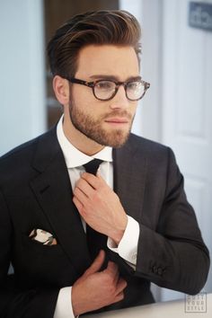 Barba Hipster, Gentleman Mode, Beard Styles Short, Hairstyles With Glasses, Short Beard, Beard Styles For Men, Wearing Glasses, Gentleman Style, Hair And Beard Styles