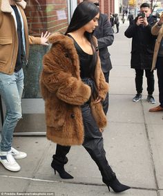 Boujee Fits, Brown Fur Coat, Fur Coat Outfit, Girls Fur, Thursday Afternoon, Bear Jacket, Kylie Jenner Outfits