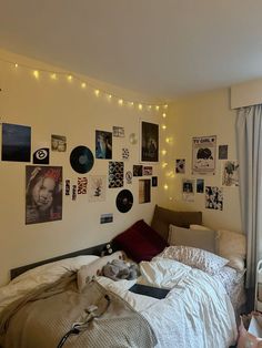 Sorority Room, Dorm Room Styles, Sam And Cat, Dorm Room Ideas, Room Style, Tv Girls, Fashion Room, Dorm Decorations, Sorority