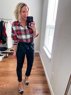 5 Ways You Need To Be Wearing Your Flannel Shirt - MeatballMom Tuck In Flannel Shirt, Brown Flannel Shirt Outfit, Flannel Shirt Styling, Open Flannel Shirt Outfit, How To Wear A Flannel Shirt With Jeans, Flannel Work Outfit, How To Wear Flannel Shirt Women, Flannel Top Outfit, Plaid Flannel Shirt Outfit