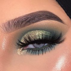 Quinceanera Emerald Green Cake, Emerald Green High Heels, Sage Makeup Look, Dark Green Quinceanera Theme, Sage Quinceanera, Green And Gold Makeup, 16 Nails, Green Eyeshadow Look