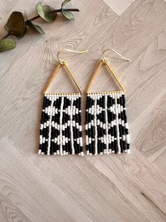 Triangle Beaded Earrings, Weaving Earrings, Native Beading, Stitch Earrings, Huichol Art, Brick Stitch Earrings, Delica Beads, Earring Patterns, Seed Bead Earrings