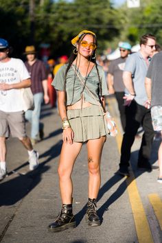 festival outfits, summer outfits, spring outfits #festivaloutfits #summeroutfits #springoutfits #trendyfestivaloutfits #trendyfestivaloutfits #baddieoutfitsideas #easterfamilyoutfits #familyeasteroutfits #springchurchoutfits #jortssummeroutfits #springoutfitsplussize #outfits #2023summeroutfits #festival Kilby Block Party Outfits, Comfortable Festival Outfits, Spring Outfits 2023 Trends, Coachella Inspired Outfits, 2023 Spring Outfits, Trendy Festival Outfits, Music Festival Hair, Summer Festival Fashion