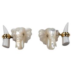 18 Karat Yellow Gold Elephant Mother of Pearl and White Agate Cufflinks | See more rare vintage Cufflinks at https://www.1stdibs.com/jewelry/cufflinks/cufflinks Diamond Earrings For Women, Gold Elephant, Elephant Head, Gold Cufflinks, Vintage Cufflinks, White Agate, Silver Cufflinks, Mother Pearl, Cuff Earrings