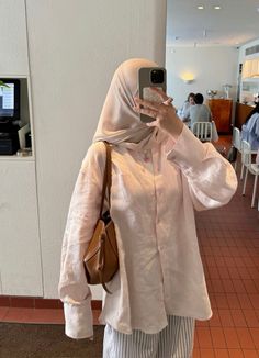 Linen Oversized Shirt, Ootd Poses, Work Outfit Office, Pants Linen, Minimalist Dresses, Instagram Wallpaper, Business Idea, Abayas Fashion, Casual Fit