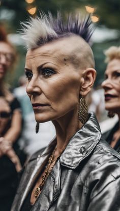 25+ Mohawk Hairstyles For Women Over 50 » Hairstylester Mowhak Hairstyle Female, Grunge Hairstyles, Mohawk Hairstyles For Women, Short Mohawk, Hairstyle Short Hair, Short Punk Hair, Platinum Blonde Pixie