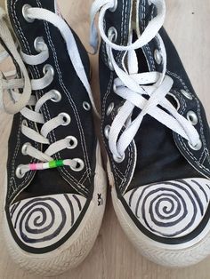 Diy Converse, Alt Shoes, Sharpie Shoes, Cool Converse, Cute Converse Shoes, Converse Design, Grunge Shoes