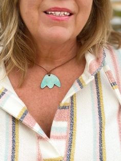 Turquoise enamel necklace on a leather cord Indie Necklace, Tropical Accessories, Boho Wear, Bohemian Look, Colorful Jewelry, California Style, Casual Friday, Beach Accessories, Vacation Style