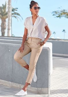 Casual chino-style pants for a stylish look. Khaki Pants Outfit Women Casual, Khaki Pants Outfit Women, Chinos Women Outfit, Tan Pants Outfit, Khaki Pants Outfit, Capri Outfits, Chino Pants Women, Womens Chinos, Casual Chinos