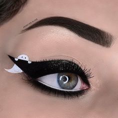 Web Eyeliner Makeup, Halloween Ghost Eyeliner, Spooky Season Makeup Looks, Jack O Lantern Eyeliner, October Eyeliner Looks, Halloween Graphic Liner Makeup, Spooky Eye Makeup Halloween, Ghost Eyeliner Halloween