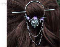 Palillo de pelo de metal con lobo y triple luna, perfecto para las amantes del estilo brujo, fácil de usar. Este peine está forjado a mano, fabricado en plata alemana, tiene dos partes, el adorno redondo mide aproximadamente 5,5 cm de diámetro y el palo mide 10,5 cm. Le dará un toque mágico a tu cabello. Se puede utilizar como broche para su ropa de punto. Disponible en varios colores. Wolf Hair, Witchy Style, Moon Wolf, Witchy Fashion, Triple Moon, Metal Hair, Hair Stick, Round Ornaments, Diy Hair Accessories