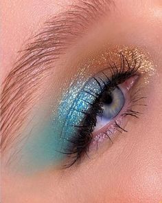 Blue Eyes Red Hair Makeup, Bold Make Up Looks, Dramatic Eye Makeup Looks, Eyeshadow Inspo Creative, Concert Eye Makeup, Winter Makeup Products, Soft Blue Makeup, Winter Makeup Ideas