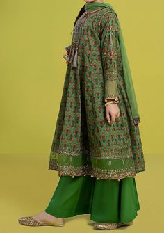 Lawn Kurti Designs Latest, Pakistani Frock Design, Maria B Lawn, Palazzo Designs, Batik Clothing, Angrakha Style, Embroidery Fashion Detail