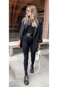 Business Casual Jeans And Blazer, Ax Throwing Date Night Outfit, Winter Influencer Outfits, Look Blazer Noir, Speaker Outfits Women, Ootd Blazer Noir, Business Casual Outfits Boots, Hairstylist Outfits For Work Black, Outfits For Slim Girls