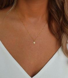 Simple Gold Neckles, Aesthetic Necklace Simple, Colares Aesthetic, Minimal Gold Jewelry, Jewelry Necklace Simple, Light Necklace, Neck Pieces Jewelry, Fancy Jewelry Necklace, Pretty Jewelry Necklaces