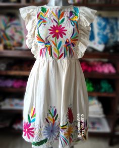 Mexican Fashion Modern, Arty Fashion, Mexican Embroidered Dress, Mexican Fashion, Famous Outfits, Barbie Dress Fashion, Disney Bound Outfits, Fashion Gowns, Saree Blouse Designs Latest